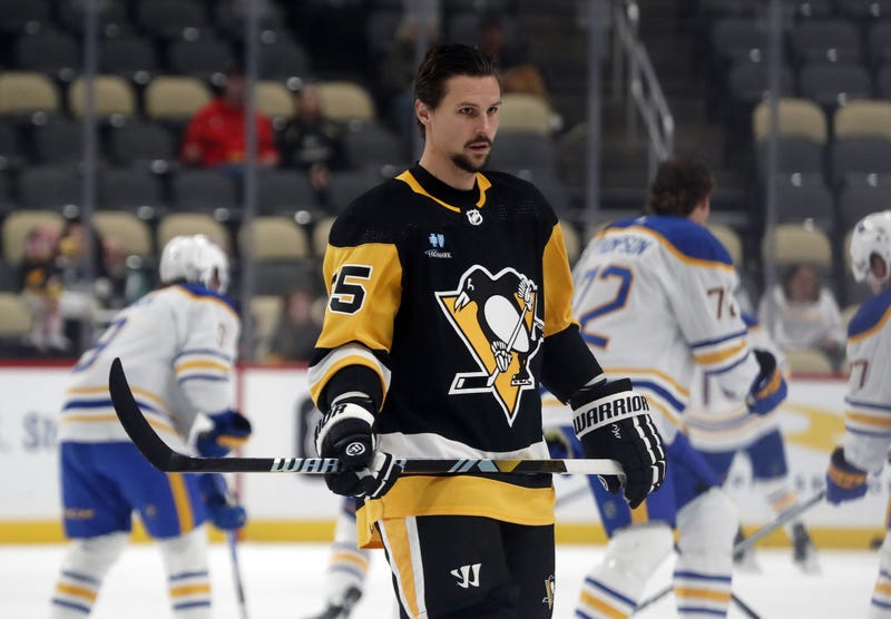 Erik Karlsson skating in warmups