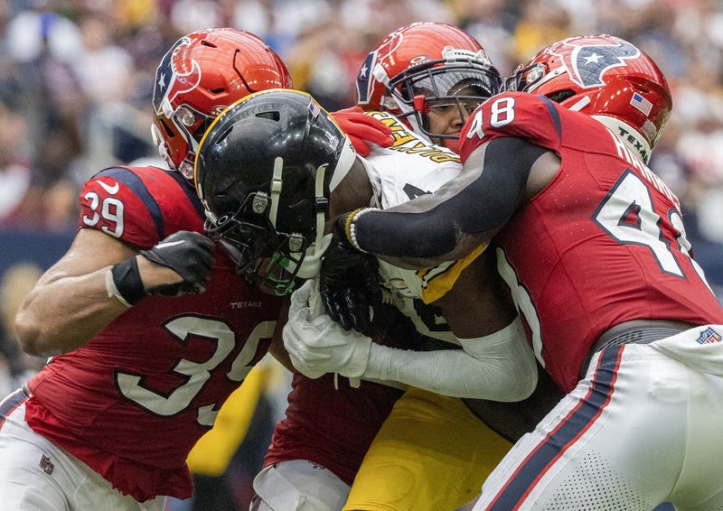 George Pickens swarmed tackled