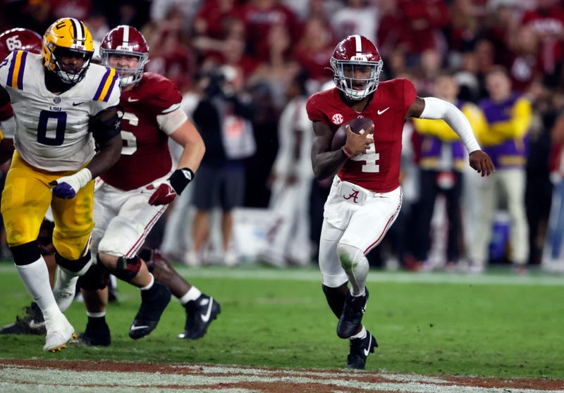 Alabama QB Jalen Milroe rushes against LSU in 2023