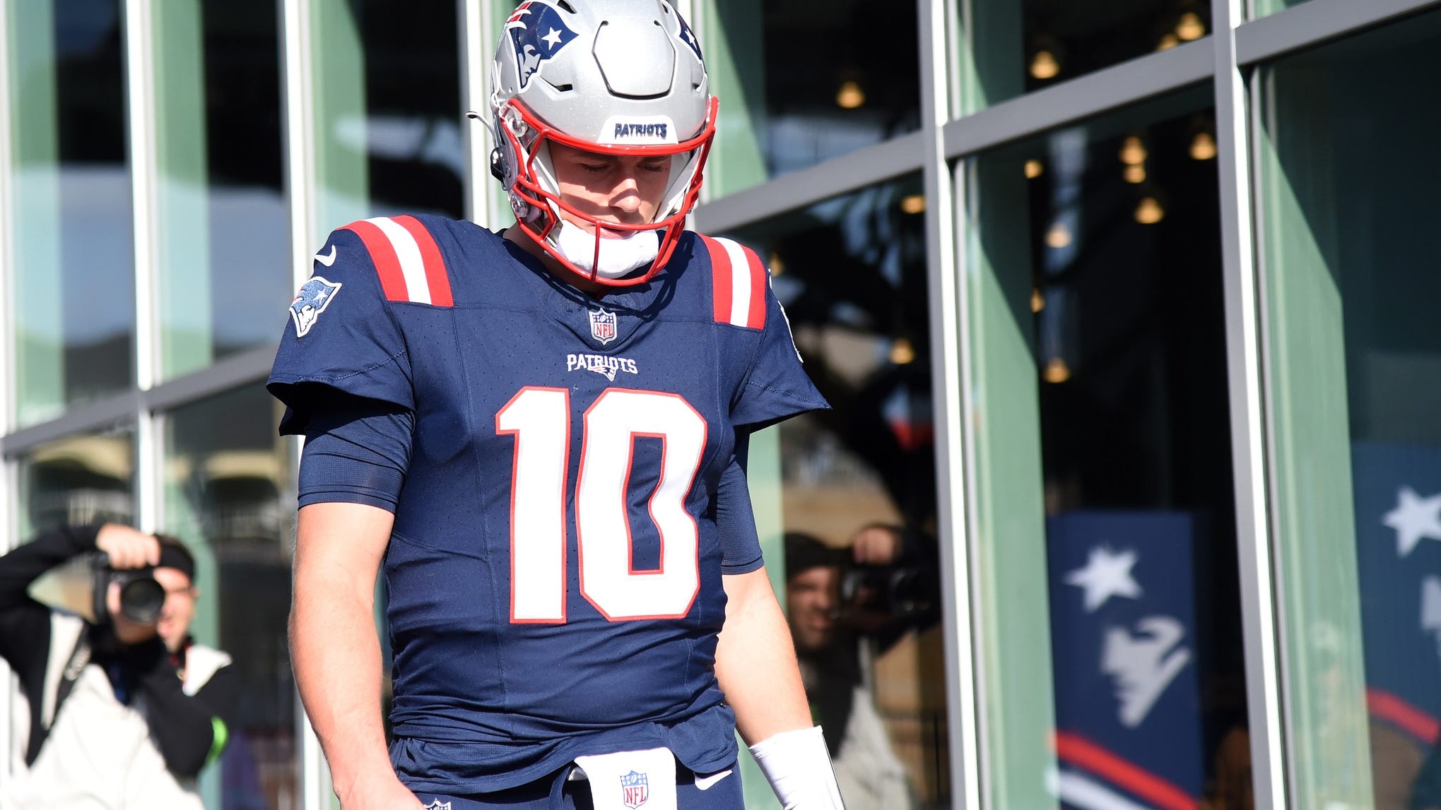 Boomer Esiason explains how Mac Jones is ‘trying to be a confident leader’