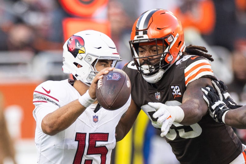 Cleveland Browns defensive end Za'Darius Smith (99) sacks Arizona Cardinals quarterback Clayton Tune (15) during the fourth quarter at Cleveland Browns Stadium.