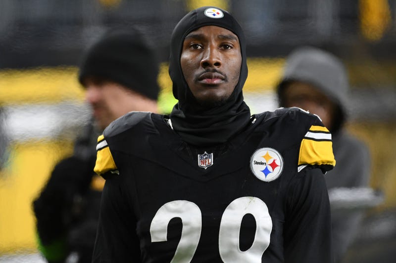 Pittsburgh Steelers cornerback Levi Wallace (29) on the sidelines in a game against the Tennessee Titans