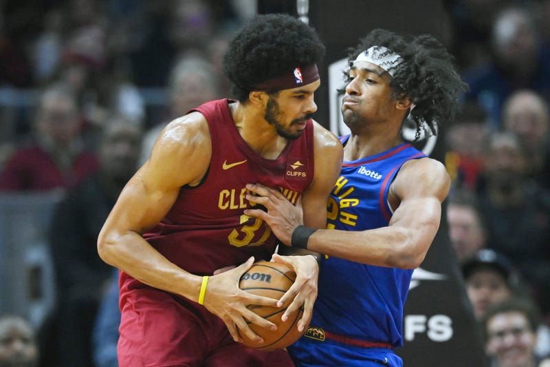 Nuggets forward Zeke Nnaji (22) defends Cleveland Cavaliers center Jarrett Allen (31) in the second quarter at Rocket Mortgage FieldHouse