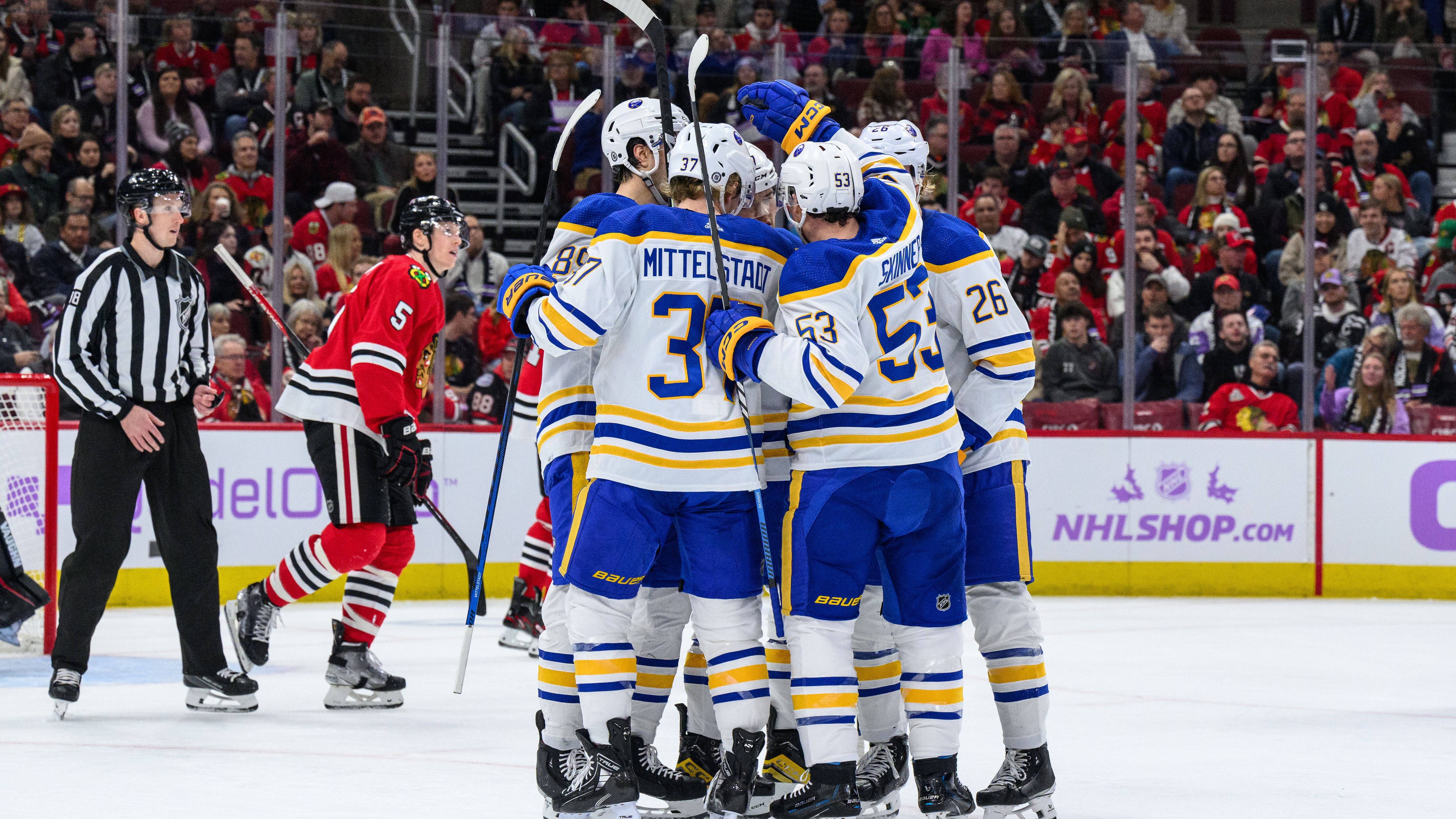 Sabres fend off Blackhawks in Chicago