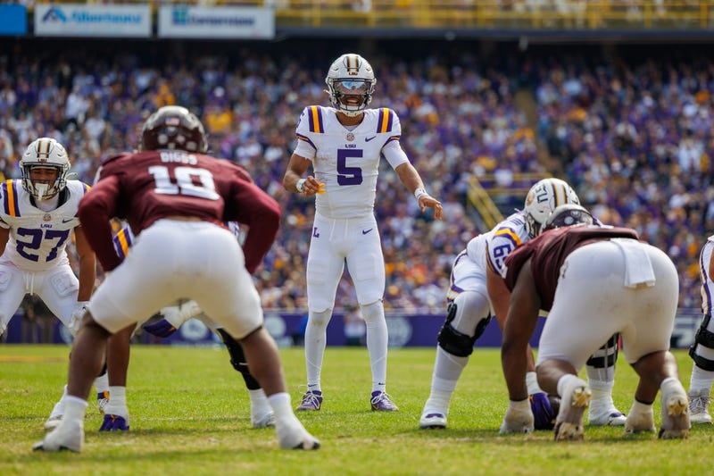LSU Tigers quarterback Jayden Daniels (5) calls a play
