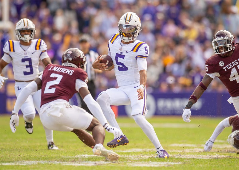 Tigers quarterback Jayden Daniels 5 runs the ball as the LSU Tigers take on Texas A&M