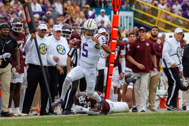 LSU Tigers quarterback Jayden Daniels (5) scrambles against the Texas A&M Aggies