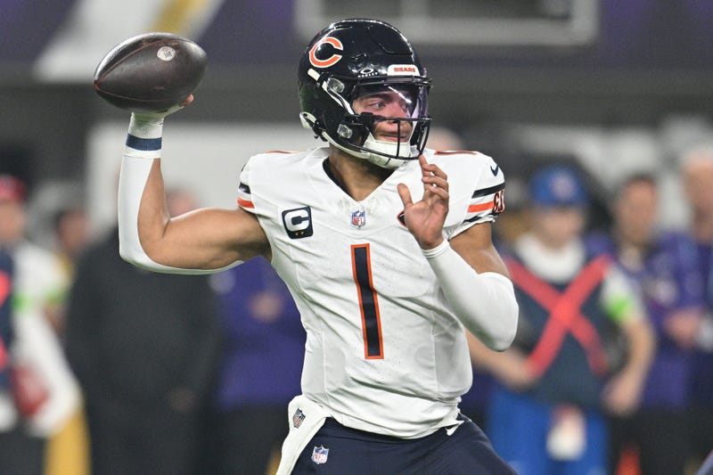 Justin Fields throwing the ball with Chicago