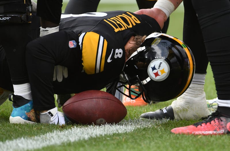 Kenny Pickett leaning on ground after injury