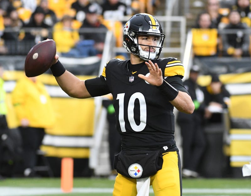 Mitch Trubisky throwing with Steelers