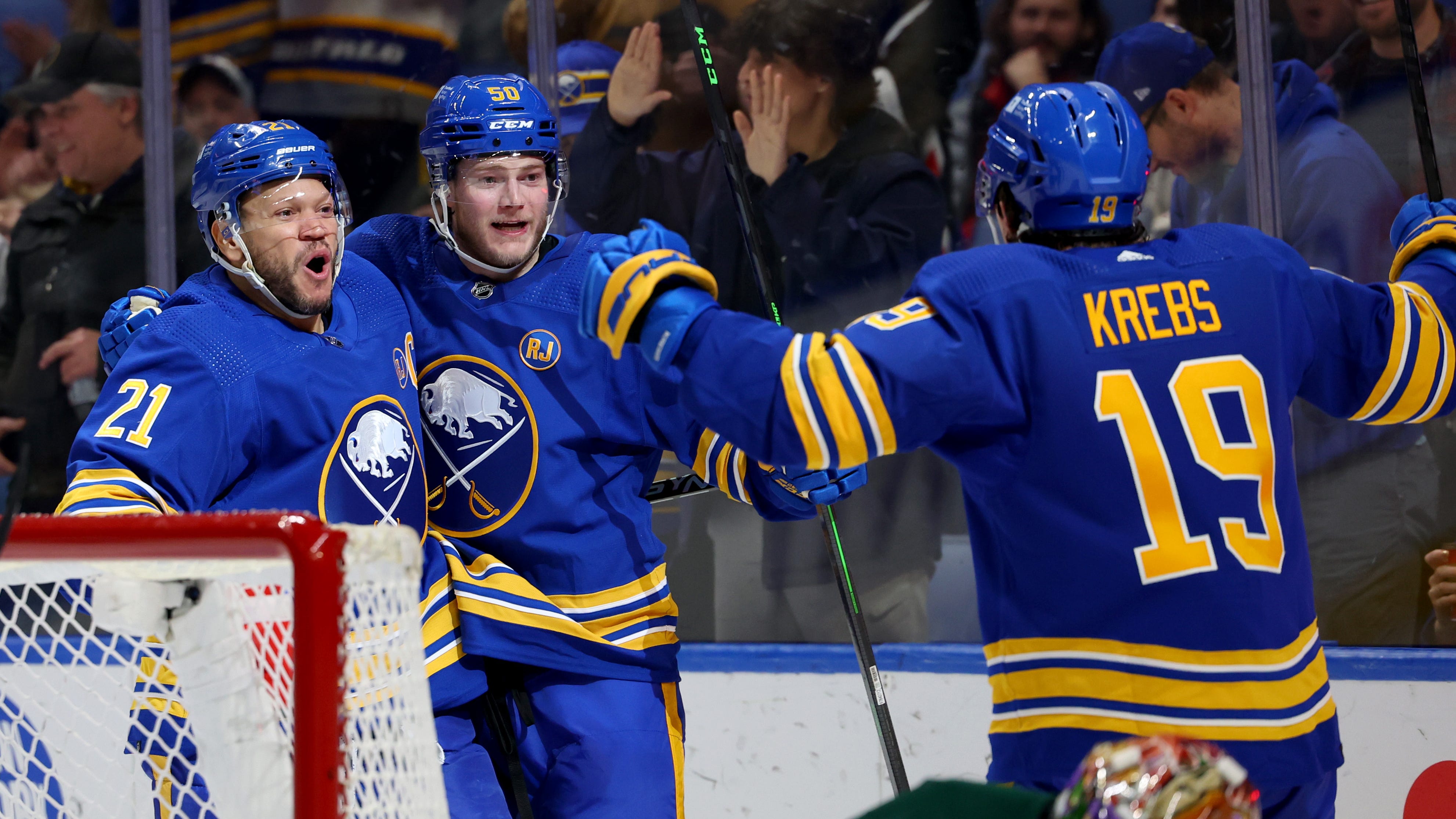 Robinson helps lead Sabres to win over Arizona