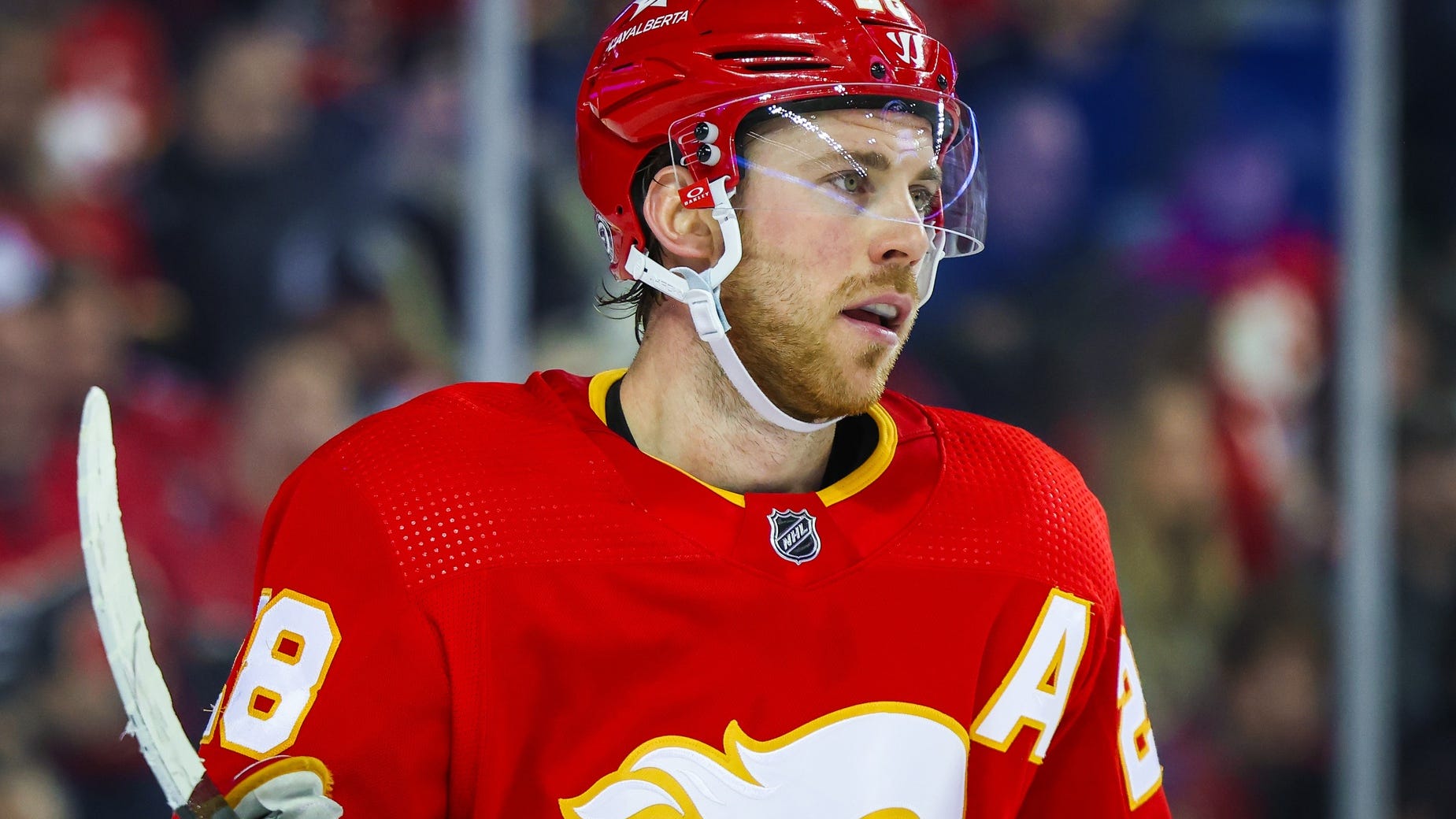 Potential Bruins target Elias Lindholm traded to Canucks