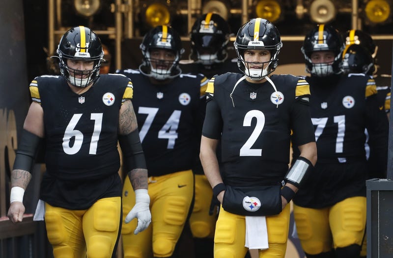 Mason Rudolph with offensive line