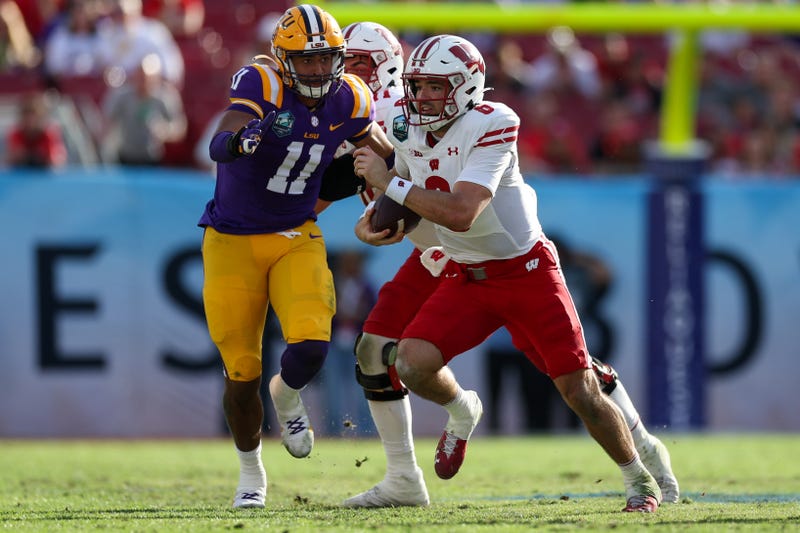 ll chased by LSU Tigers linebacker Jaxon Howard (11)
