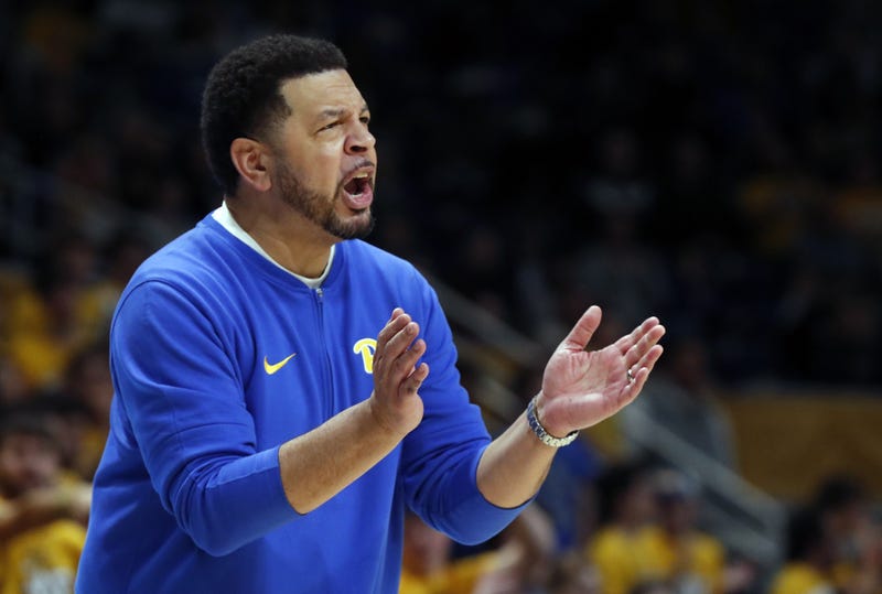 Jeff Capel on sidelines