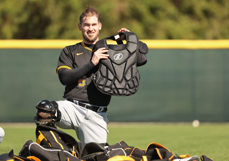 Yasmani Grandal putting on catching gear