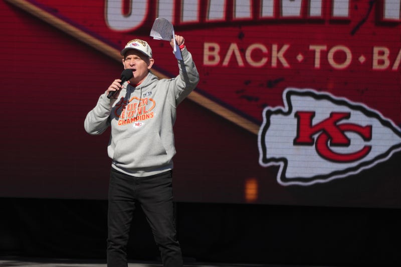Chiefs broadcast voice recognized as "Kansan of the Year"