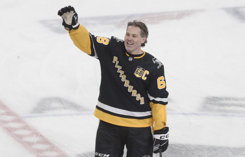 Jaromir Jagr waving to the crowd