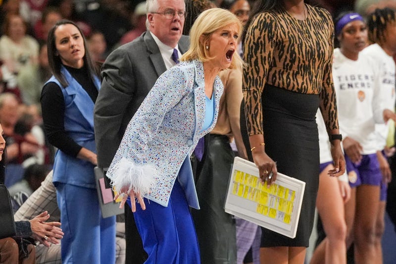 Umpire tosses LSU coach Kim Mulkey at Savannah Bananas game