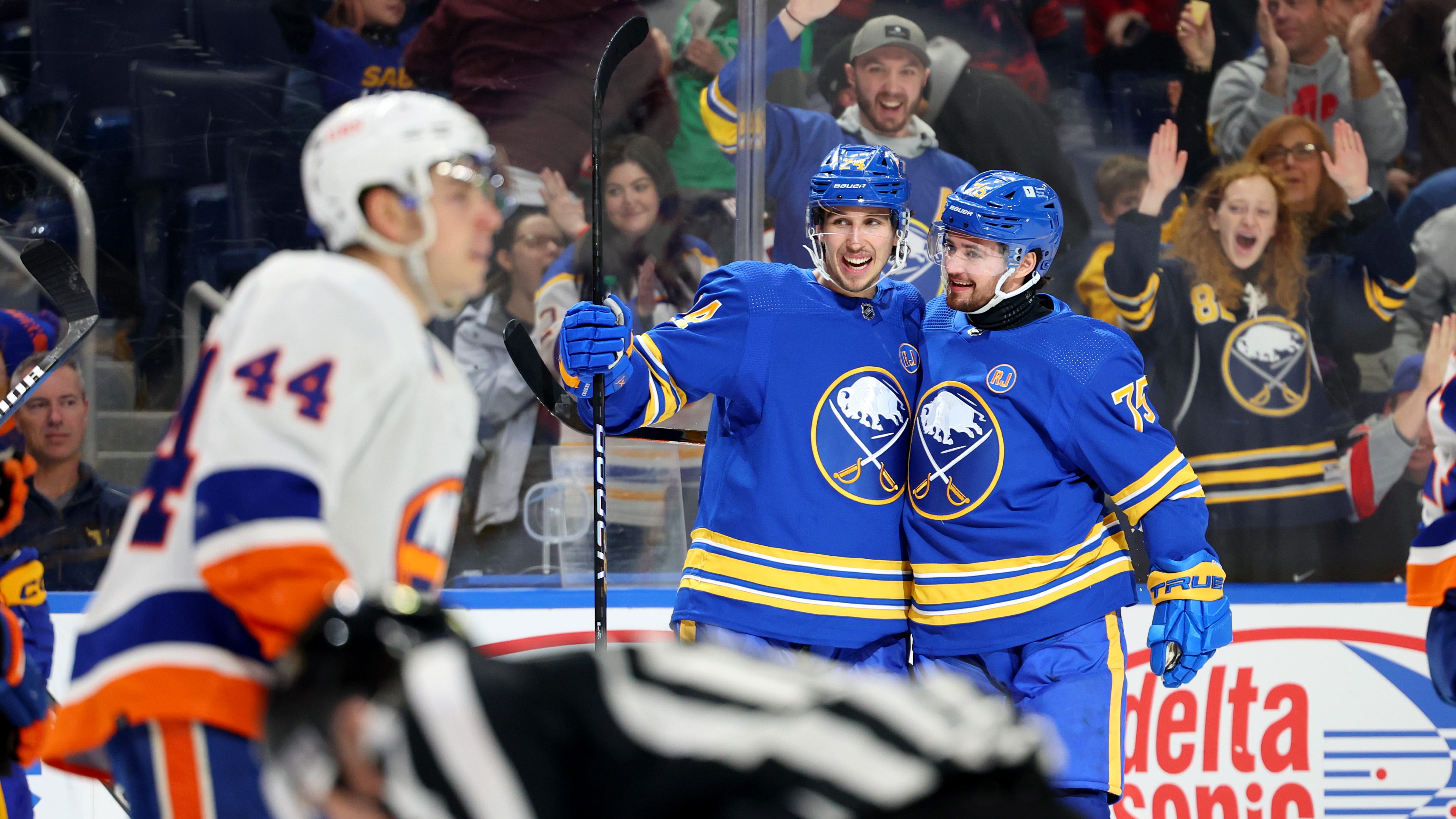 Sabres blank Islanders to close gap in playoff race