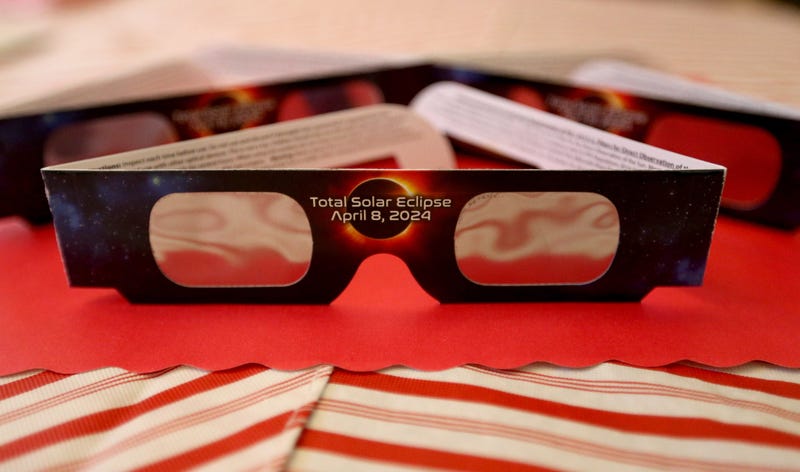 Eclipse viewing glasses