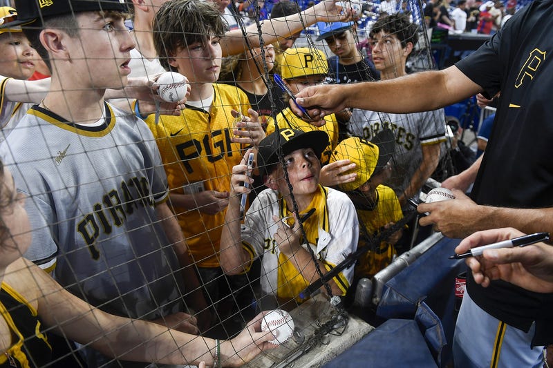 Pirates fans get autographs
