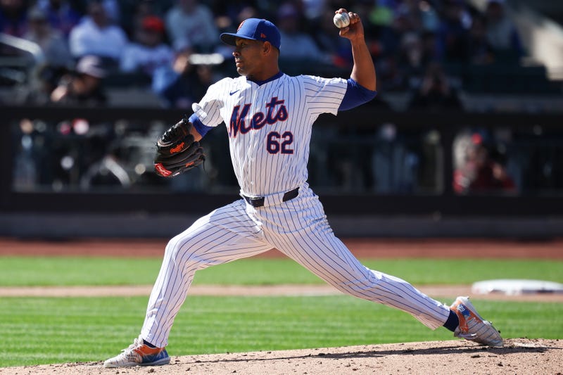 New York Mets starting pitcher Jose Quintana (62) delivers a pitch during the fifth inning against the Milwaukee Brewers