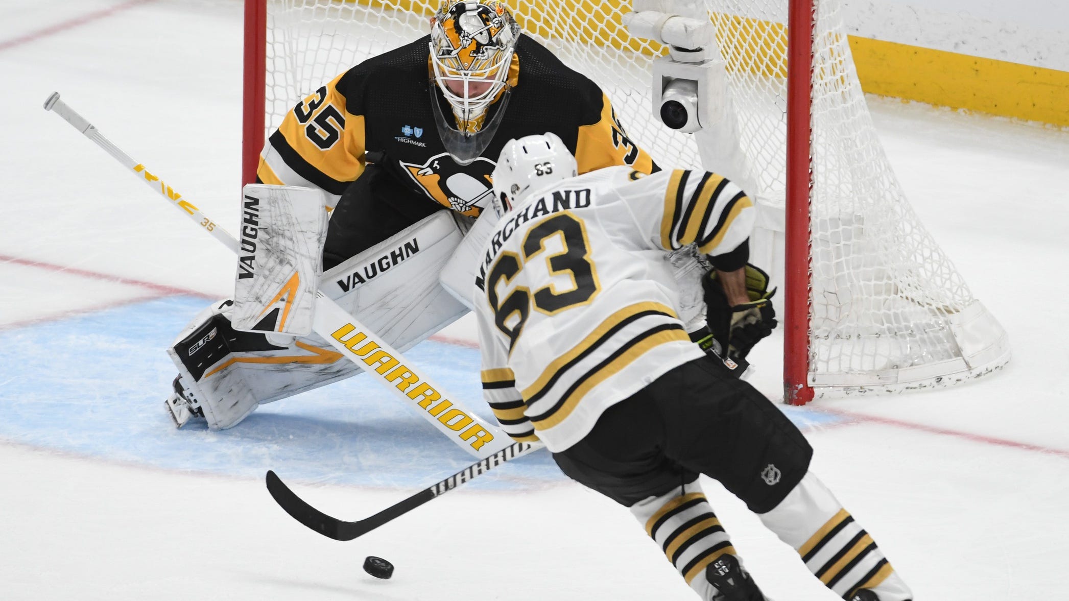 Bruins score 4 in 2nd, Pens now a point out of playoffs