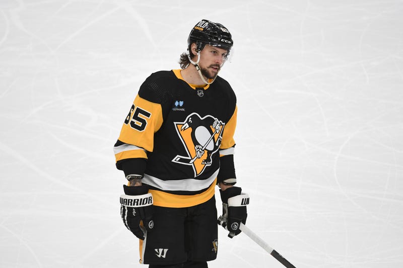 Erik Karlsson skating