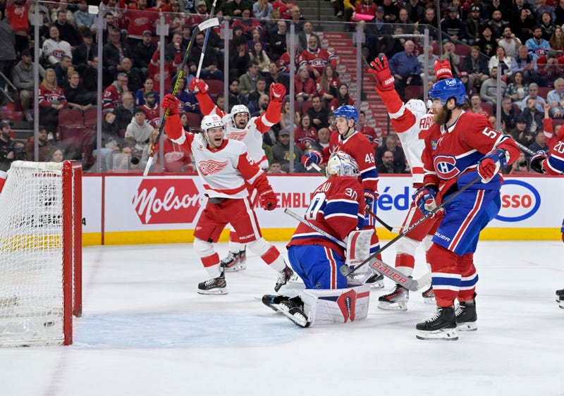 Red Wings celebrate goal vs. Canadiens