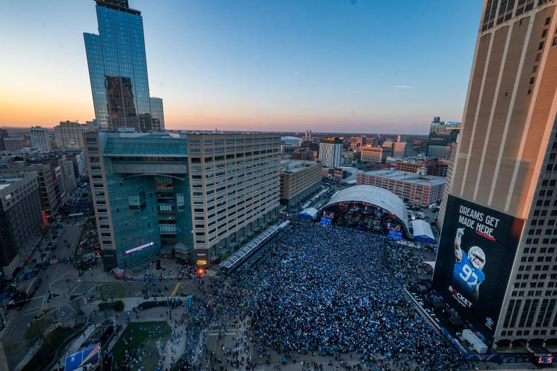 Massive crowd in Detroit sets NFL record