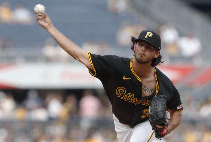 Jared Jones pitching