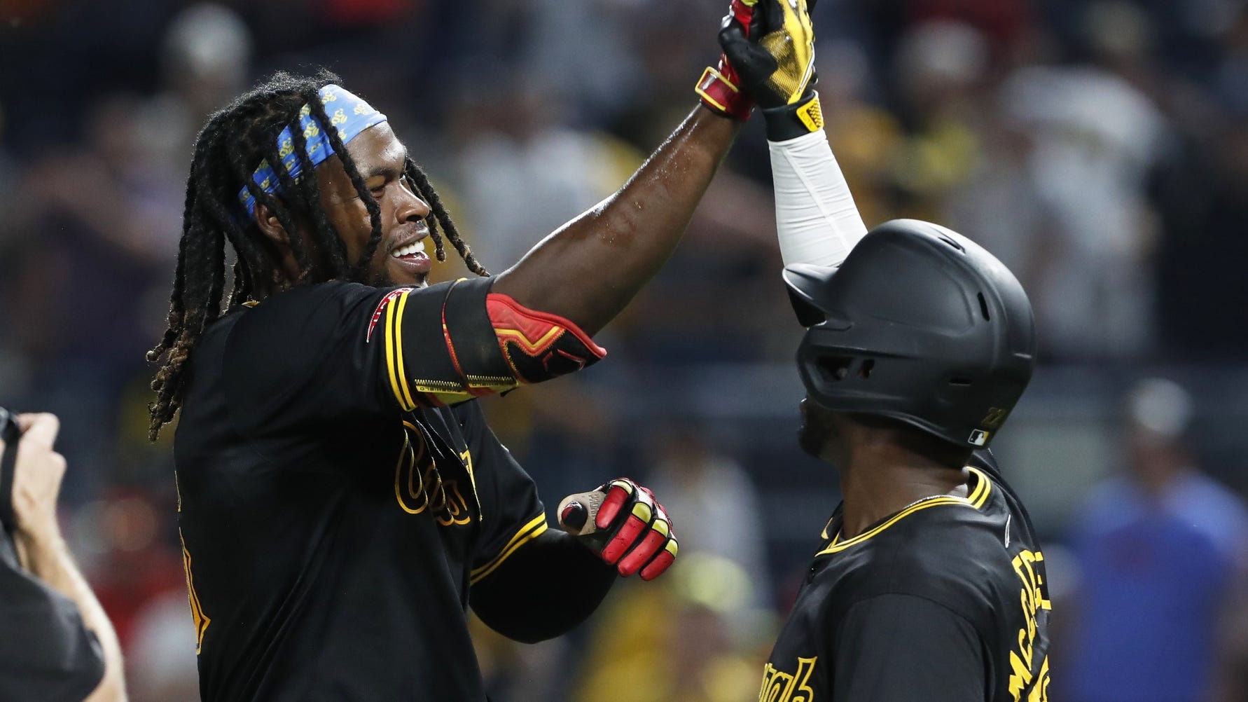 Oneil Cruz with walk-off in 10th as Bucs rally