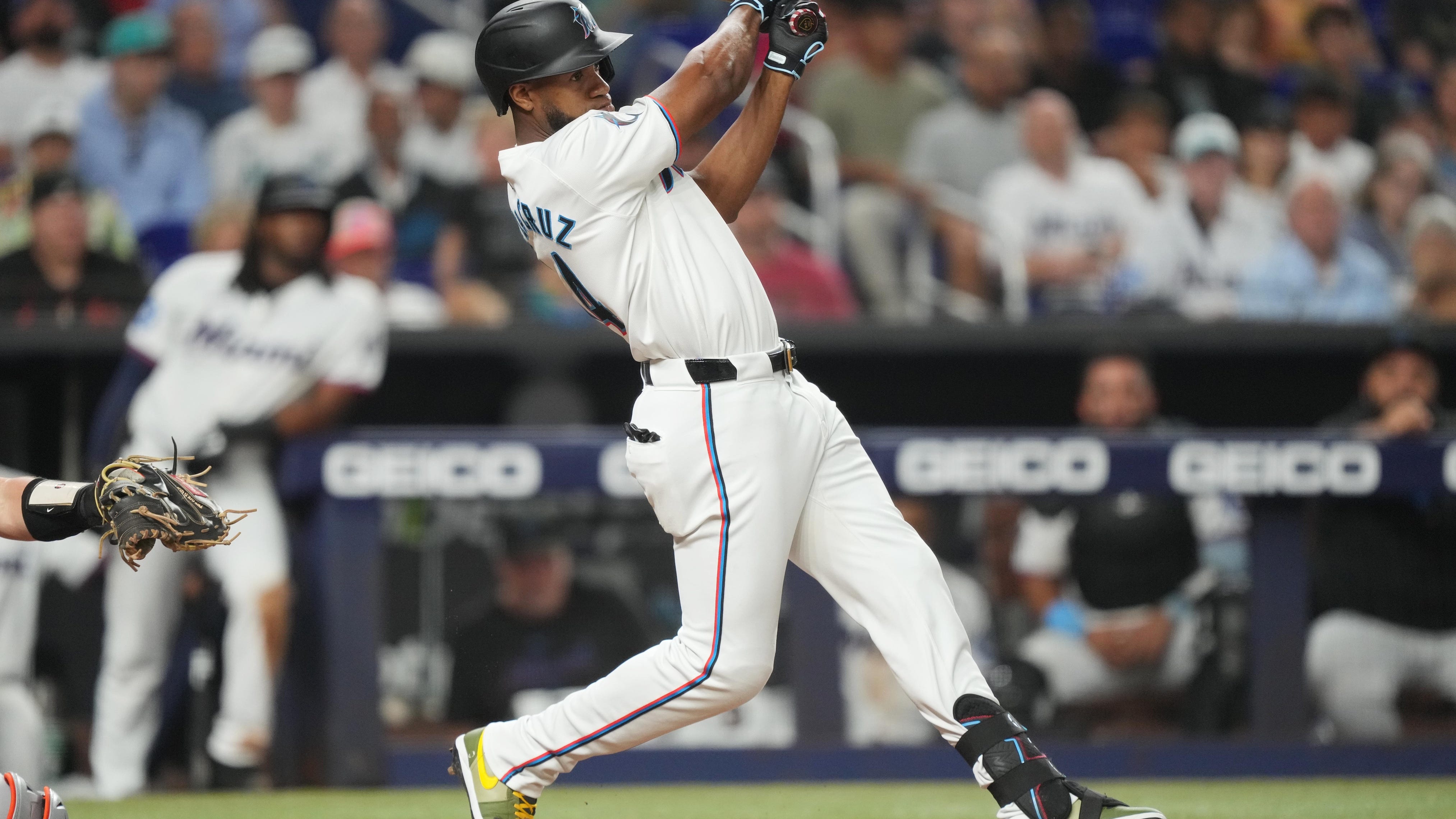 Pirates add power in deal with Marlins for De La Cruz