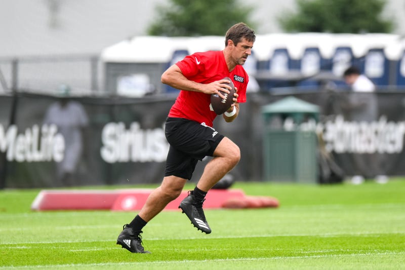 Aaron Rodgers throwing in camp