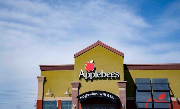 Entrance to an Applebee’s against a blue sky