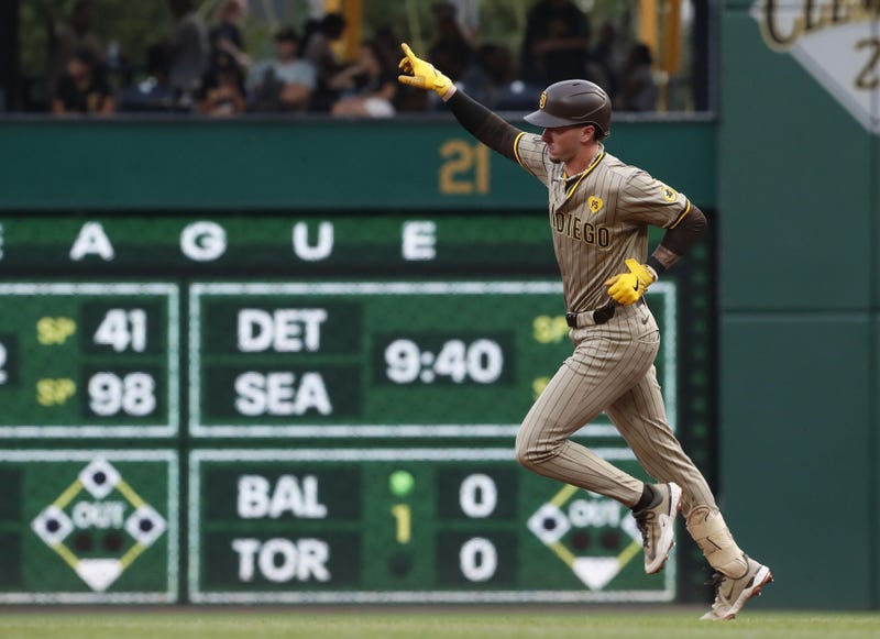 Jackson Merrill pointing after home run