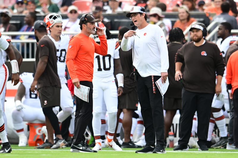 Cleveland Browns head coach Kevin Stefanski talks with offensive coordinator Ken Dorsey during the game against the Green Bay Packers at Cleveland Browns Stadium.  