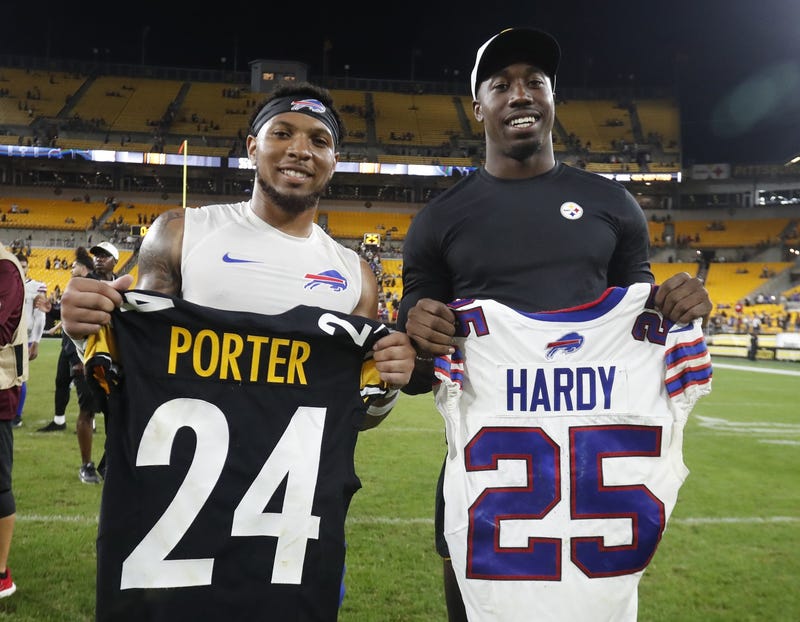 Daequan Hardy & Joey Porter pose for post-game picture