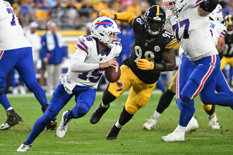 DeMarvin Leal chasing down Bills QB