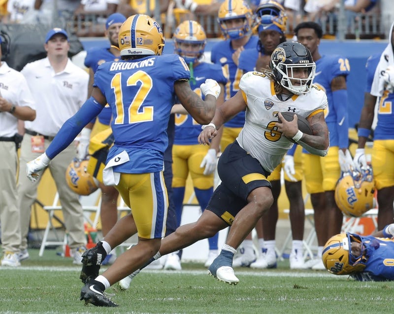 Cruce Brookins lining up a tackle