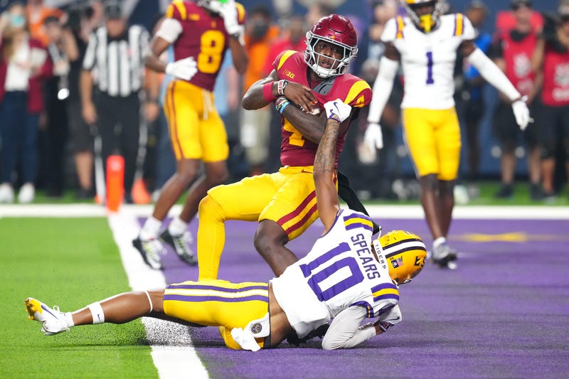 USC Woody Marks (4) breaks the tackle of LSU Tigers safety Dashawn Spears