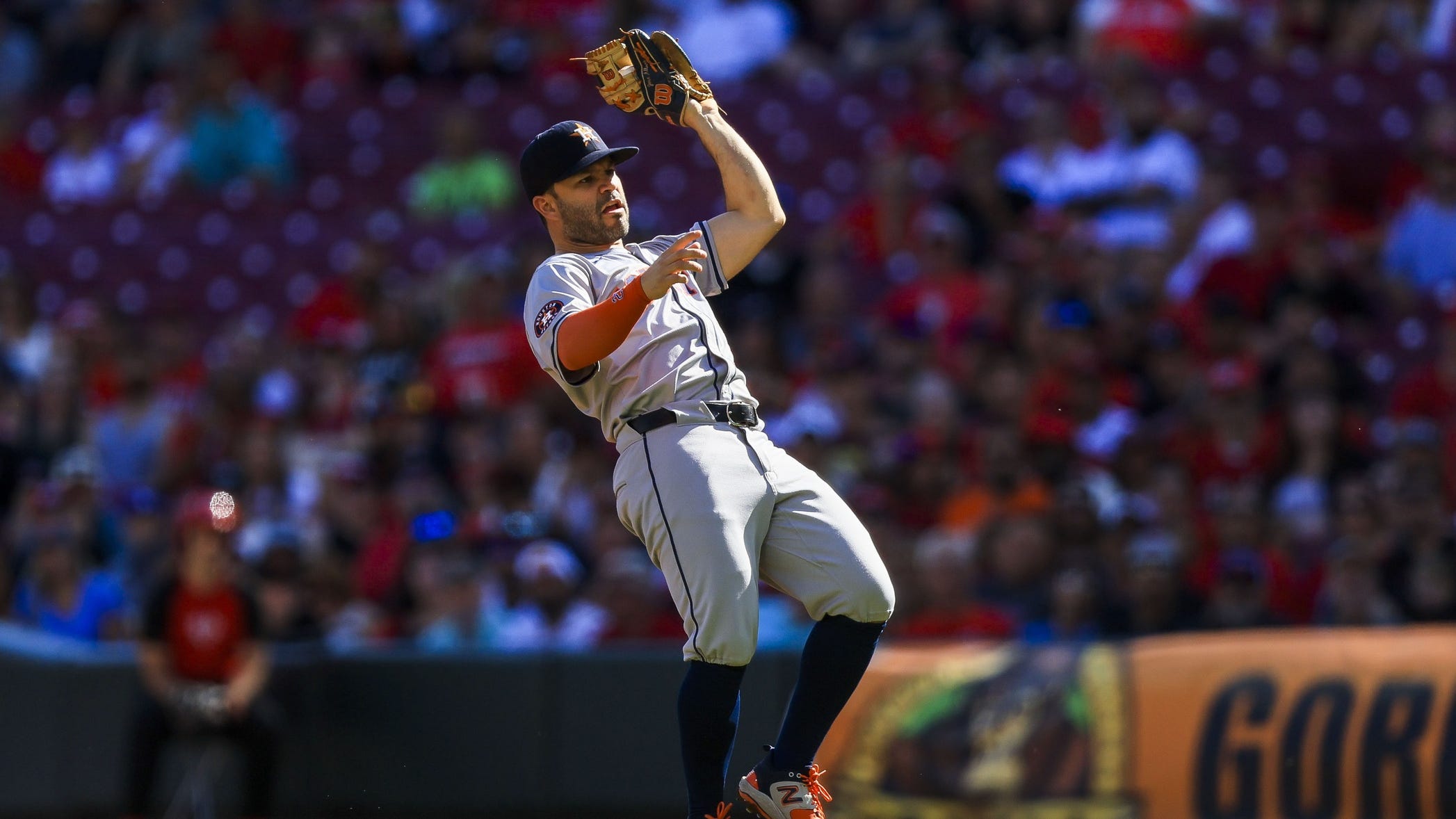 Astros pleased with Altuve's early left field workouts