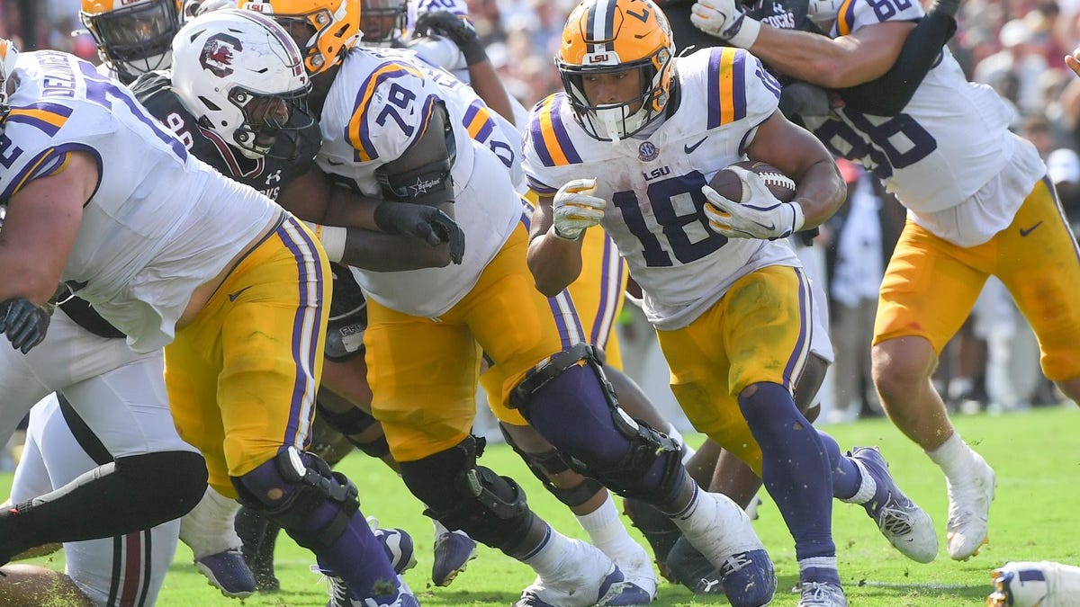 Late touchdown, missed FG helps LSU escape with wild win over South Carolina