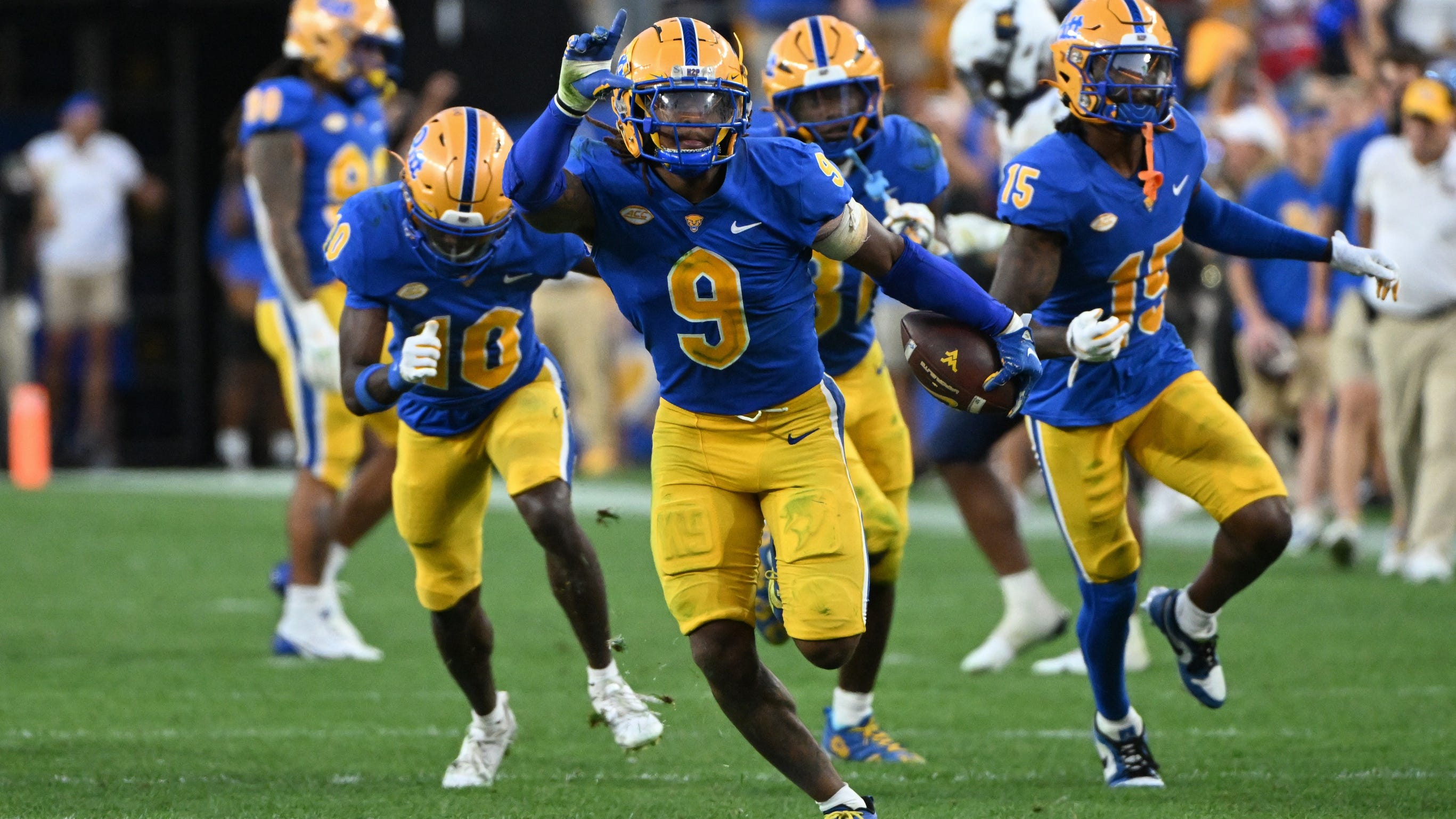 Kyle Louis talks starting season, being best LBs in the nation