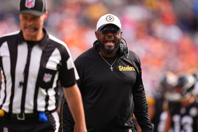 Mike Tomlin yelling on sidelines