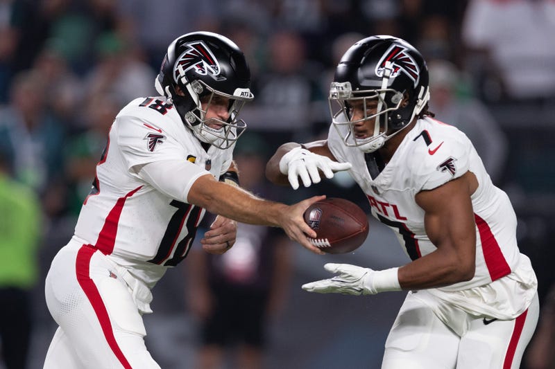Atlanta Falcons quarterback Kirk Cousins (18) hands off to running back Bijan Robinson (7) during the first quarter against the Philadelphia Eagles at Lincoln Financial Field. 