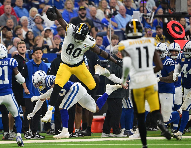 Darnell Washington jumps a Colts player