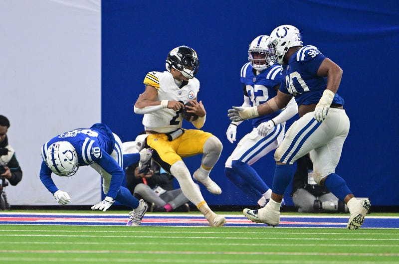 Justin Fields going in for a TD vs Colts