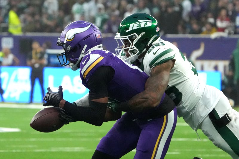 Chuck Clark breaking up a pass to Justin Jefferson